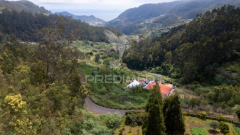 Terreno com potencial de construção em ambiente natural único – santo antónio da serra, ilha madeira