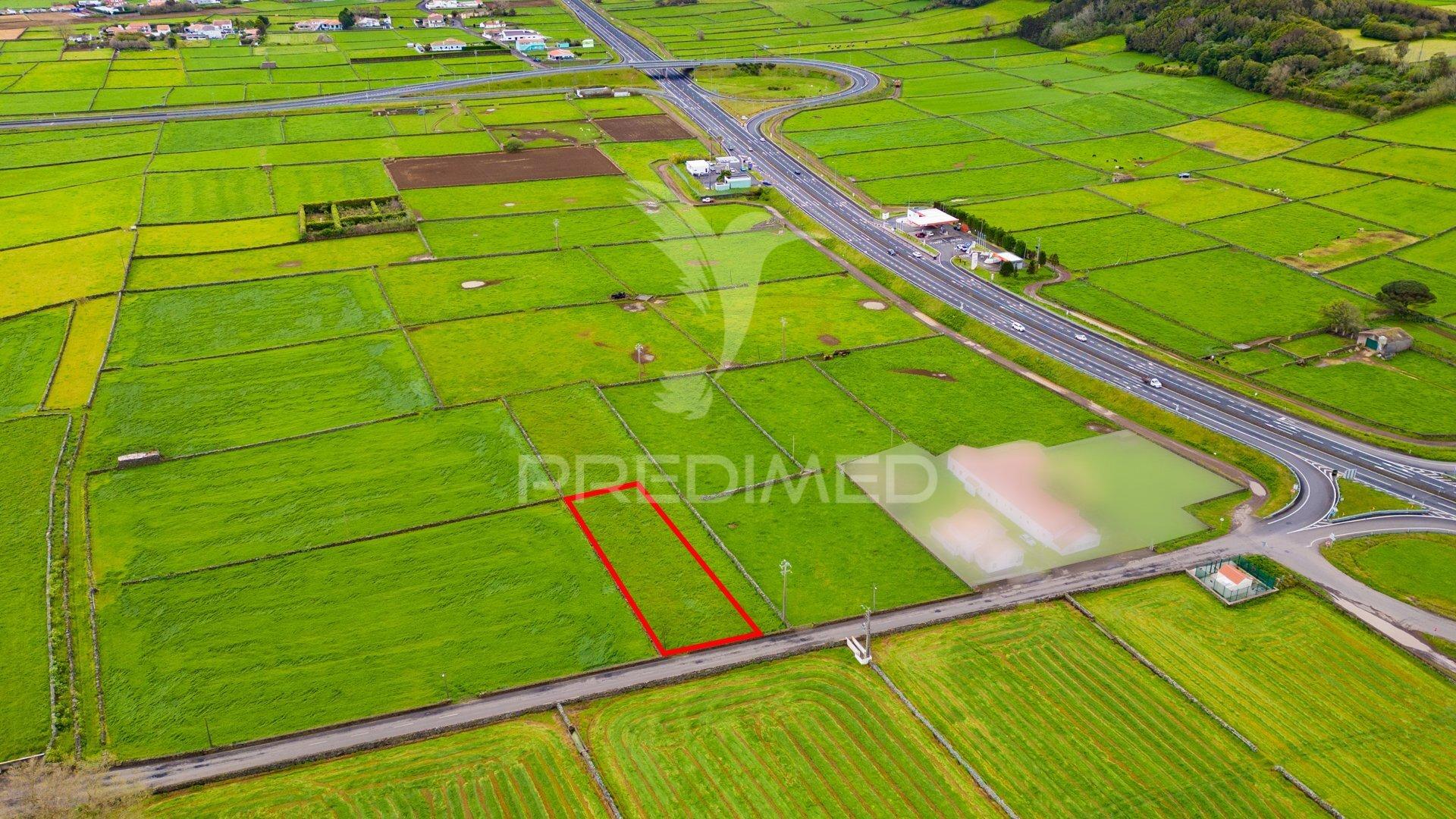 Terreno plano com excelente localização entre as duas cidades da ilha terceira