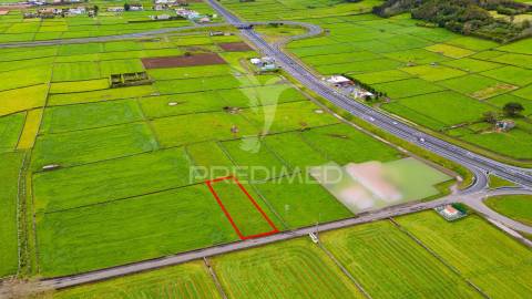 Terreno plano com excelente localização entre as duas cidades da ilha terceira