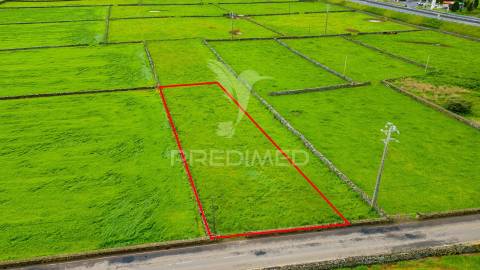 Terreno plano com excelente localização entre as duas cidades da ilha terceira