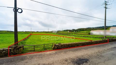 Terreno plano com excelente localização entre as duas cidades da ilha terceira