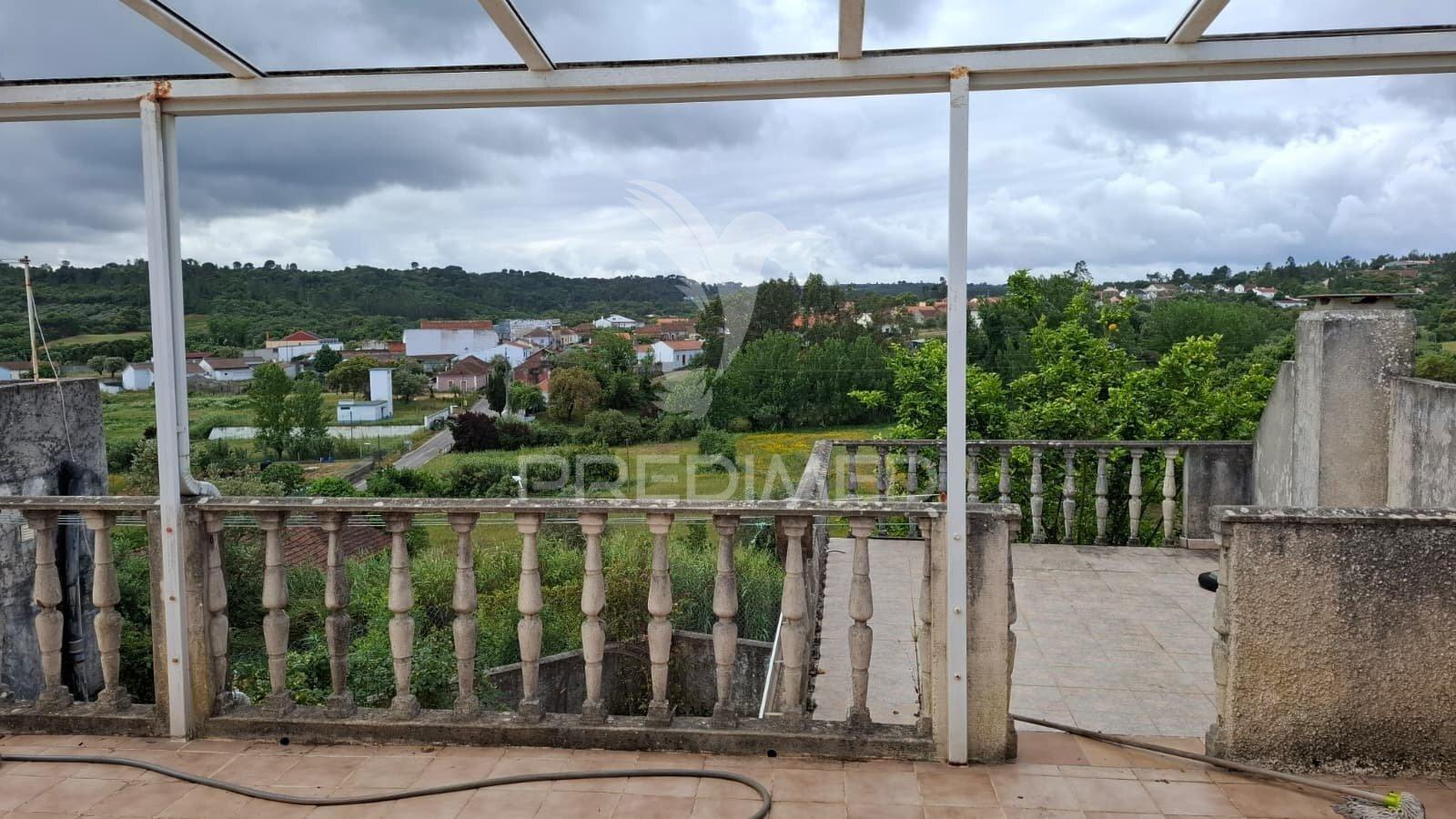 Terreno rústico urbanizável com moradia t3, arneiro das milhariças.