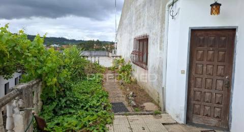 Terreno rústico urbanizável com moradia t3, arneiro das milhariças.