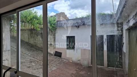 Moradia t2+1,garagem,anexos,arneiro das milhariças, santarém
