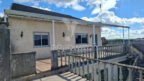 Moradia t2+1,garagem,anexos,arneiro das milhariças, santarém