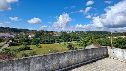 Moradia t2+1,garagem,anexos,arneiro das milhariças, santarém