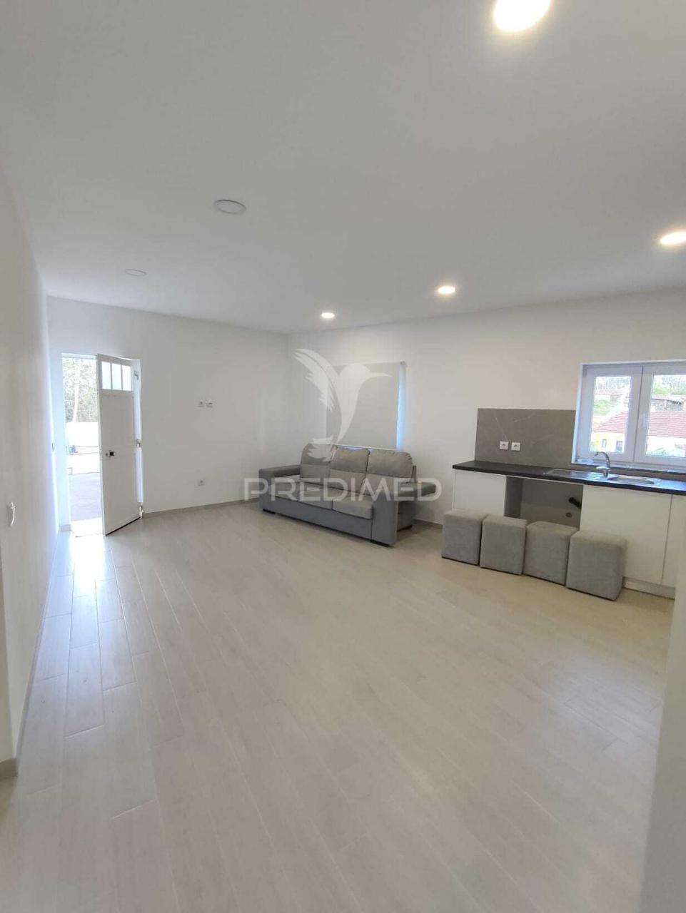 Moradia t1 remodelada com todas as despesas incluídas.
