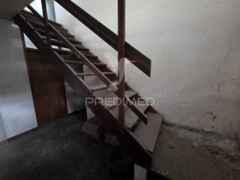 Moradia para reabilitação total em mafamude vila nova de gaia