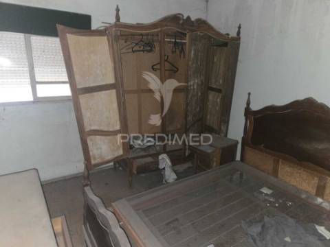 Moradia para reabilitação total em mafamude vila nova de gaia