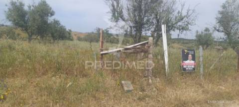 Excelente oportunidade para quem procura um refúgio no campo ou um investimento em agricultura tradicional alentejana.