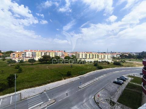 Terraço, duas varandas, suíte, parqueamento e arrecadação individual