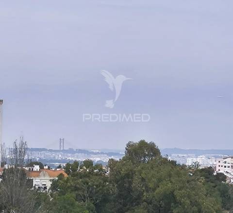 Terraço, duas varandas, suíte, parqueamento e arrecadação individual
