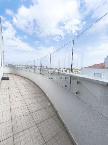 Terraço, duas varandas, suíte, parqueamento e arrecadação individual