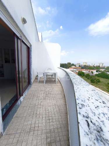 Terraço, duas varandas, suíte, parqueamento e arrecadação individual
