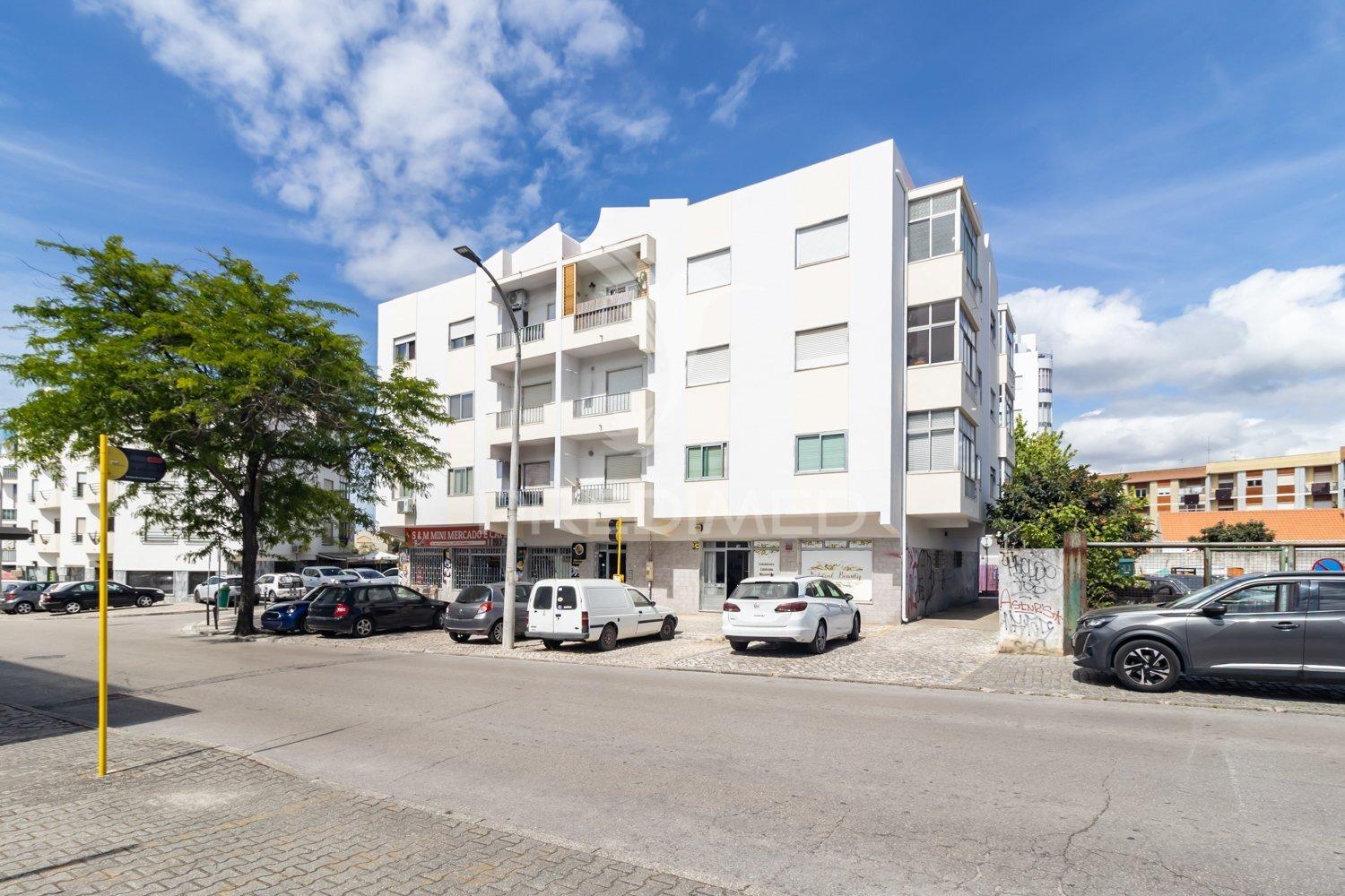 Apartamento t2 com 2 marquises ,4 caminhos em setúbal.