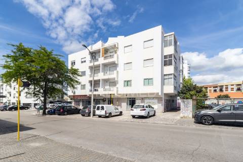 Apartamento t2 com 2 marquises ,4 caminhos em setúbal.
