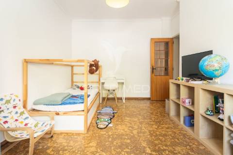 Apartamento t2 com 2 marquises ,4 caminhos em setúbal.
