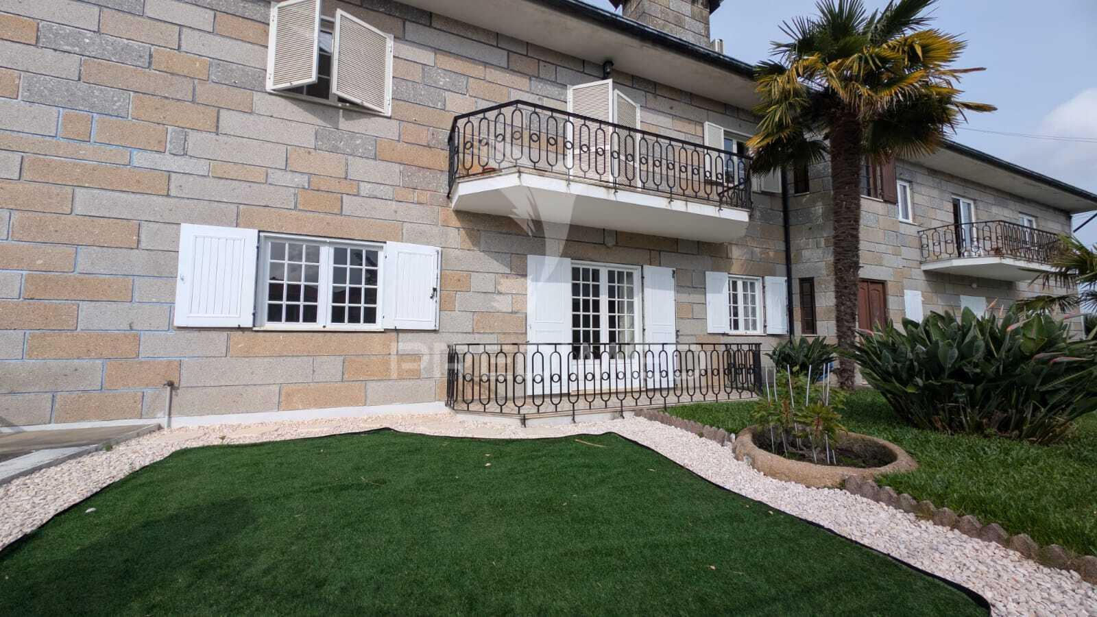 Apartamento | tipologia t3 | dois pisos | três frentes.