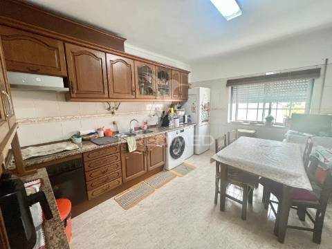 Apartamento t2 com arrecadação - centro pinhal novo