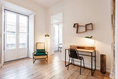 T2 renovado e mobilado, para arrendar no bairro alto