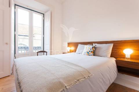 T2 renovado e mobilado, para arrendar no bairro alto