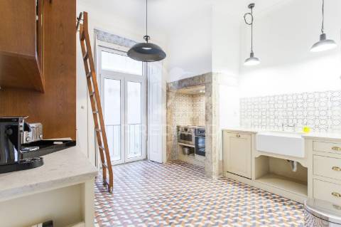 T2 renovado e mobilado, para arrendar no bairro alto