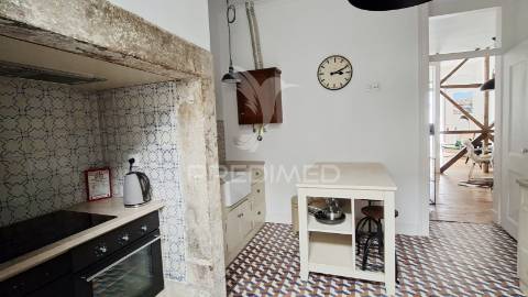 T2 renovado e mobilado, para arrendar no bairro alto