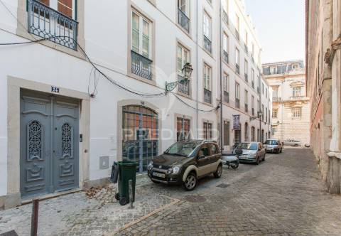 T2 renovado e mobilado, para arrendar no bairro alto