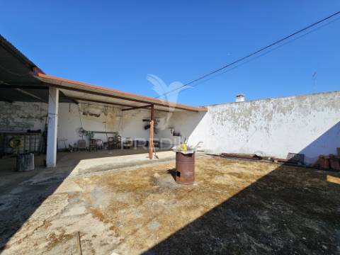Espaço de arrumos com potencial em casével, castro verde