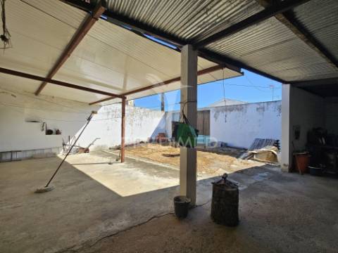 Espaço de arrumos com potencial em casével, castro verde