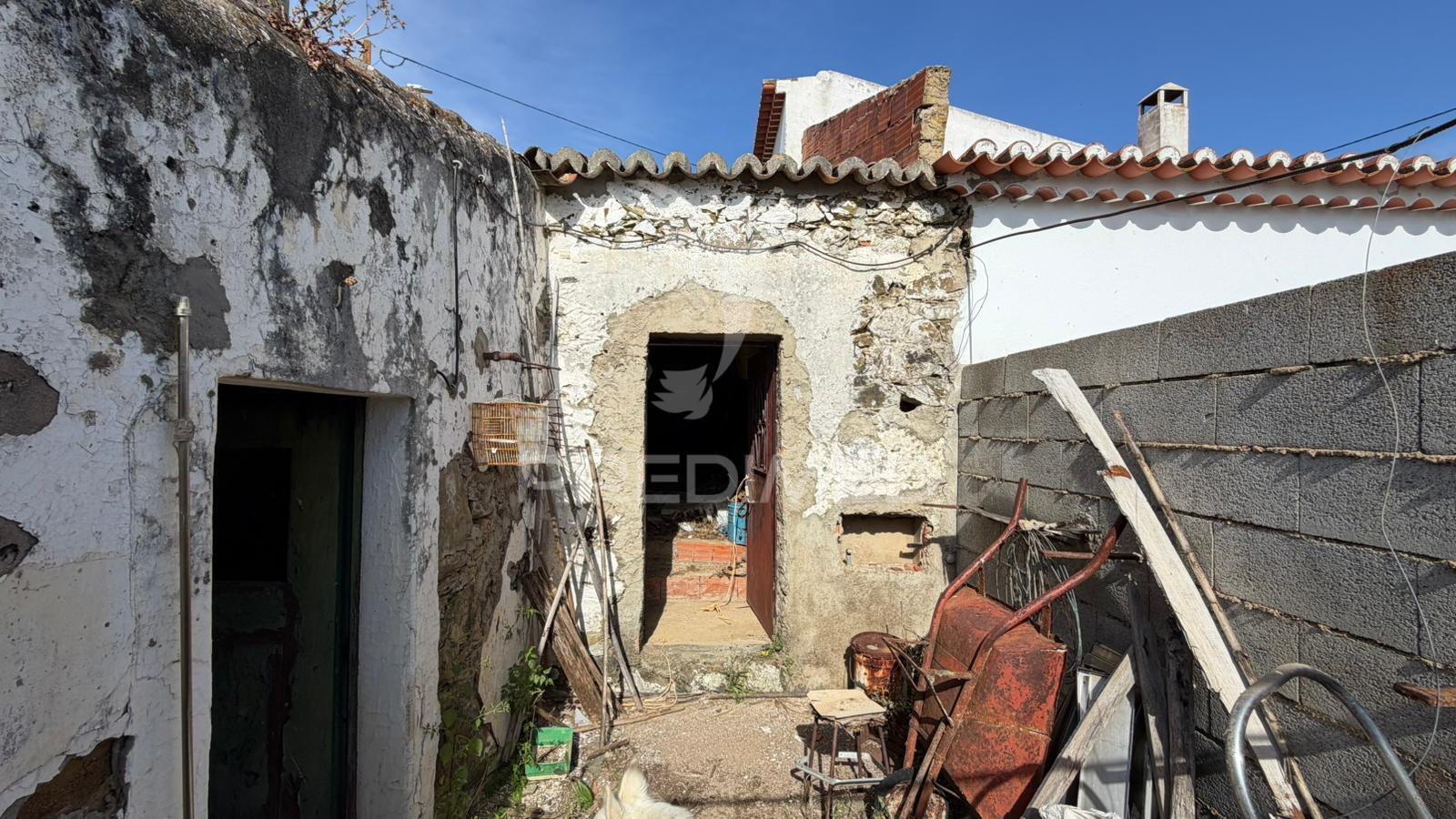 Casa térrea para recuperação total. com quintal