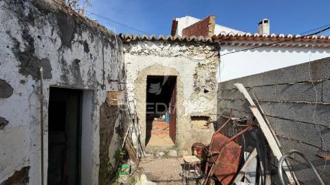Casa térrea para recuperação total. com quintal