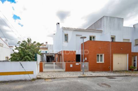 Moradia unifamiliar t3 com quintal e garagem - évora