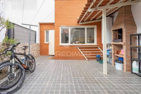 Moradia unifamiliar t3 com quintal e garagem - évora