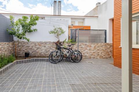 Moradia unifamiliar t3 com quintal e garagem - évora