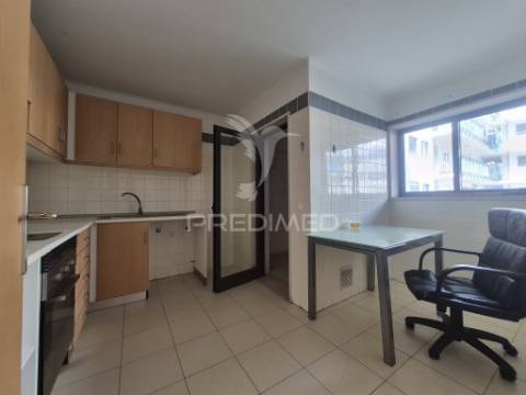 Vende se apartamento t2 com estacionamento | alta de  lisboa 329.500€