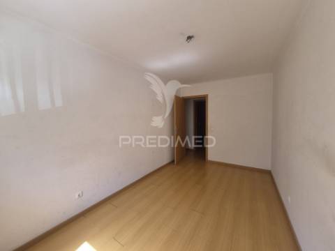 Vende se apartamento t2 com estacionamento | alta de  lisboa 329.500€