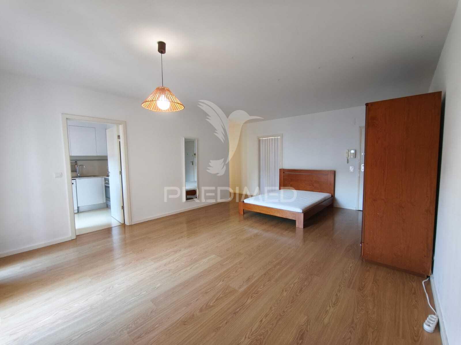 Apartamento com 52 m², localizado num 4º andar com elevador.