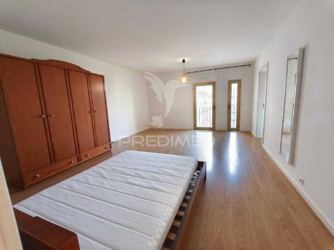 Apartamento com 52 m², localizado num 4º andar com elevador.