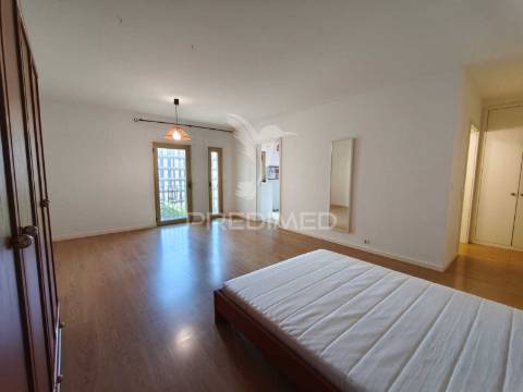 Apartamento com 52 m², localizado num 4º andar com elevador.