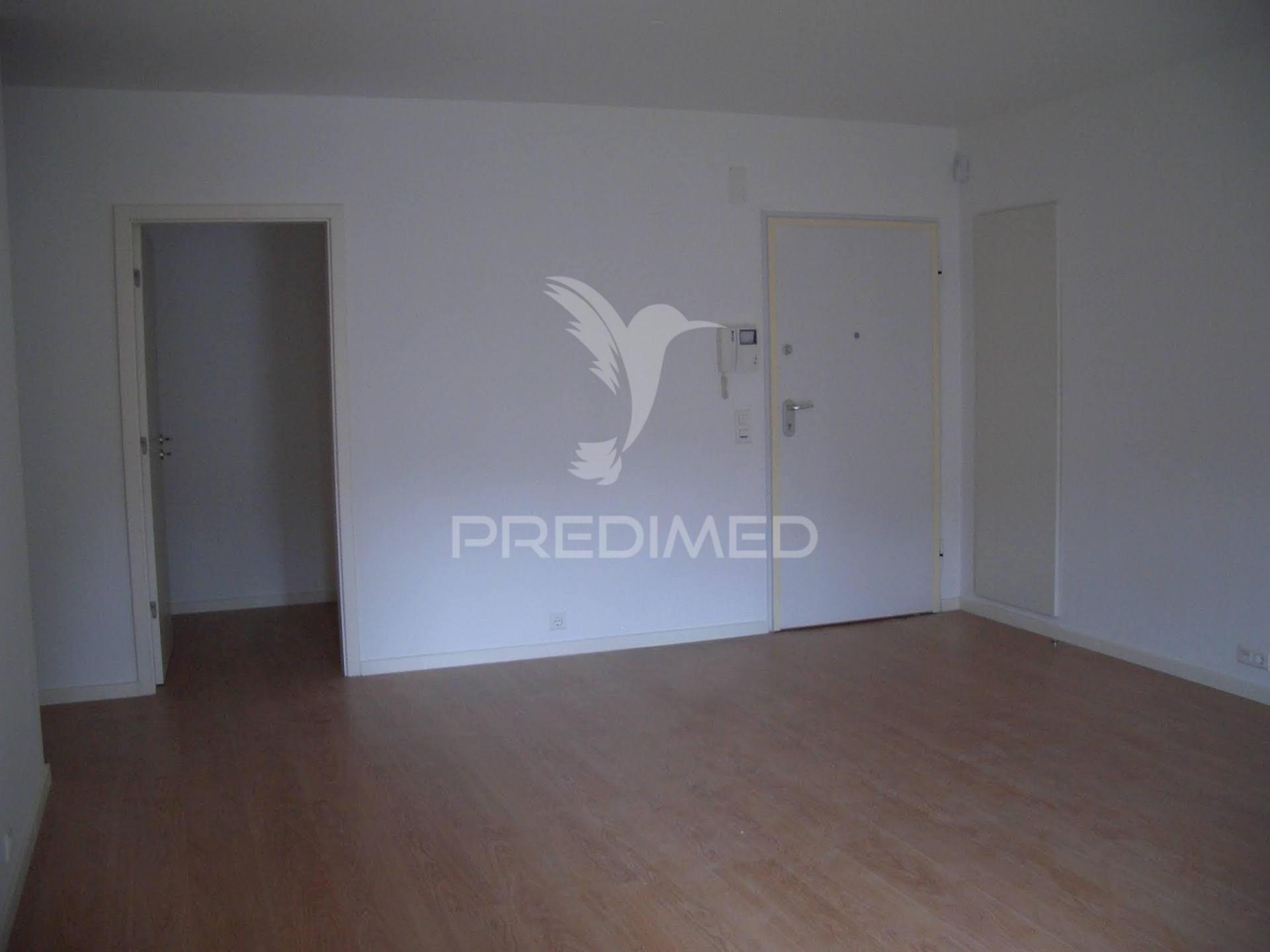 Apartamento com 52 m², localizado num 4º andar com elevador.