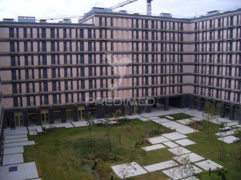 Apartamento com 52 m², localizado num 4º andar com elevador.