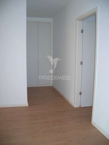 Apartamento com 52 m², localizado num 4º andar com elevador.