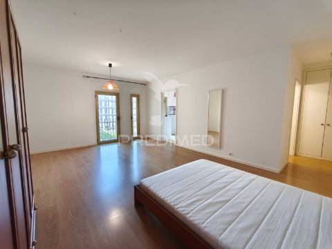 Apartamento com 52 m², localizado num 4º andar com elevador.