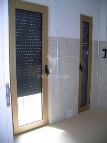 Apartamento com 52 m², localizado num 4º andar com elevador.