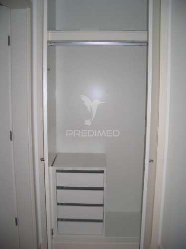 Apartamento com 52 m², localizado num 4º andar com elevador.