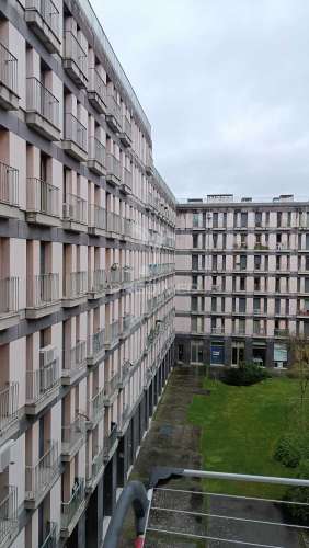 Apartamento com 52 m², localizado num 4º andar com elevador.