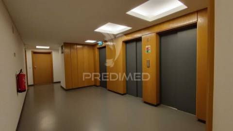 Apartamento com 52 m², localizado num 4º andar com elevador.