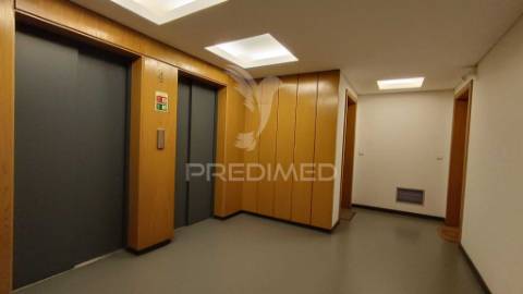 Apartamento com 52 m², localizado num 4º andar com elevador.