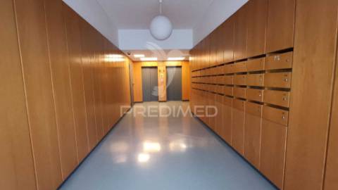 Apartamento com 52 m², localizado num 4º andar com elevador.